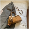 Braune Handtasche aus Wildlederimitat mit weißem Webpelzbesatz und Plüsch-Anhänger - Braun mit Anhänger