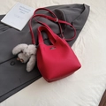 Bolso cubo rojo de piel granulada con herrajes plateados y colgante de conejito - Rojo con Colgante