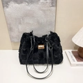 Borsa tote in peluche nera con catena argentata ed etichetta in pelle marrone - Nero