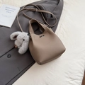 Bolso bombonera de cuero gris elefante con cierre de metal y colgante de conejo de peluche - Gris Elefante con Colgante