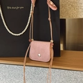 Mini bolso bandolera rosa de ante con hebilla plateada y detalles de cuentas elegantes - Rosa