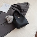 Bolso cubo de cuero granulado negro con cierre metálico y charm de conejo suave - Negro con colgante