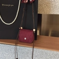 Mini bolso bandolera vintage rojo vino con cuentas de madera y detalle de pañuelo - Burdeos