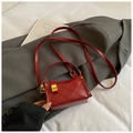 Dettaglio mini borsa rossa con motivo trapuntato a rombi e chiusura dorata di lusso - Rosso