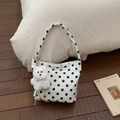 Detalle del bolso de hombro blanco con lunares y un tierno colgante de perro de peluche suave - Blanco (con colgante)