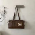 Vintage braune Umhängetasche mit Bärenanhänger und karierter Schleife im Detail - Braun mit Anhänger