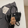 Elegante borsa a secchiello in pelle nera con dettagli argento e ciondolo a cucciolo - Con Ciondolo / Nero