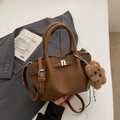 Borsa a secchiello in pelle marrone con fibbia argento e ciondolo a forma di cane - Con Ciondolo / Marrone