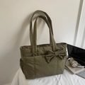 Dettaglio della borsa tote trapuntata verde oliva con grande fiocco e tasche laterali - Verde