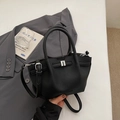 Sac seau minimaliste en cuir noir à motif litchi avec boucle argentée et bandoulière - Sans pendentif / Noir