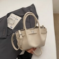 Sac seau chic en cuir beige avec deux poignées et une bandoulière réglable pratique - Sans pendentif / Blanc