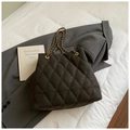 Détail du sac matelassé marron foncé avec bandoulière sur blazer gris et livre - Sans Pendentif / Marron