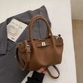 Sac seau marron en cuir à grain de litchi avec boucles argentées et bandoulière - Sans pendentif / Marron