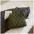 Détail du sac cabas matelassé vert foncé avec bandoulières en chaîne dorée sur fond blanc - Sans Pendentif / Vert