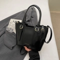 Schicke schwarze Kunstledertasche mit goldenen Beschlägen und Umhängeriemen - Ohne Anhänger / Schwarz