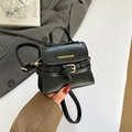 Mini zwarte kunstlederen crossbodytas met handvat en goudkleurige gesp - Zwart