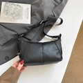 Sac baguette croissant en cuir PU noir avec bandoulière réglable et détail de couture - Noir