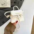 Mini witte lederen crossbodytas met handvat en goudkleurige letters voor dames - Wit