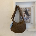 Detalle del bolso bandolera acolchado marrón con costuras onduladas y correa anudada - Café (Con Colgante)