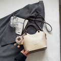 Borsa a secchiello bicolore crema e marrone con ciondolo a orsetto e tracolla - Bianco Sporco