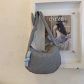 Detalle del bolso acolchado gris con costuras onduladas y correa de hombro anudada - Gris (Con Colgante)
