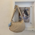 Primer plano de bolso luna acolchado beige con costuras onduladas y nudo azul - Caqui (Con Colgante)