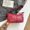 Sac baguette rétro en similicuir bordeaux avec quincaillerie argentée élégante - Rouge