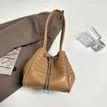 Bolso saco trenzado marrón claro con cadena de perlas y ribete de cuero liso - Marrón