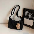 Borsa a mezzaluna nera a pieghe con tracolla regolabile e ciondolo orsetto di peluche - Nero