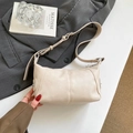 Sac à bandoulière demi-lune blanc crème minimaliste avec breloque étoile argentée et sangle - Blanc