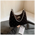 Borsa a spalla in velluto marrone scuro con trapuntatura a rombi e catena argento - Marrone
