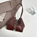 Bolso saco burdeos de cuero trenzado con cadena plateada y detalles de perlas blancas - Marrón