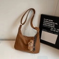 Borsa a spalla a mezzaluna marrone minimalista in pelle opaca con ciondolo a orsetto - Marrone