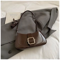 Sac à bandoulière en cuir verni marron foncé avec boucle et longue sangle amovible - Café avec Pendentif