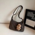 Borsa a mezzaluna marrone caffè minimalista con ciondolo a cucciolo e tracolla regolabile - caffè