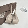 Bolso tipo cubo beige con textura tejida, base de cuero y detalle de cadena de perlas - Blanco