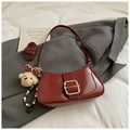 Sac sous le bras en cuir verni bordeaux avec boucle argentée et charm d'ourson - Rouge Vin Avec Pendentif