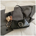 Sac baguette minimaliste en cuir verni noir avec boucle argentée et décoration de charme d'ours - Noir avec pendentif