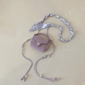 Détail du mini sac bandoulière lilas avec bandoulière en soie et perles décoratives - Violet