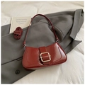 Sac baguette vintage rouge en cuir brillant avec boucle métallique et bandoulière réglable - Rouge Vin Sans Pendentif