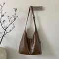 Détail du grand sac cabas café foncé en cuir ciré rétro avec boucles argentées élégantes - Marron