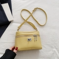 Sac bandoulière jaune vif style boîte avec texture grainée et boucles argentées - Jaune