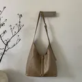 Détail du sac cabas en cuir marron avec lanière verticale et doubles anneaux en métal - Khaki