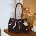 Dunkelbraune Wildleder-Einkaufstasche mit bedrucktem Schal und Plüschbär-Anhänger im Retro-Stil - Tote Bag mit Großer Kapazität / Kaffee mit Anhänger