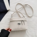 Sac boîte chic en cuir grainé beige avec double fermeture éclair argentée et poignée - Blanc