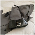 Sac baguette en cuir verni noir avec boucle argentée sur fond de costume gris - Noir sans Pendentif