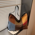 Nahaufnahme bunte Wildleder-Einkaufstasche mit weißen Kontrastnähten und Leder-Schultergurt - Braun