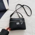 Sac à main chic noir avec motif litchi, fermoir rotatif argenté et bandoulière réglable - Noir