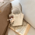 Détail du sac seau blanc cassé avec texture litchi et charmant ours en peluche brun - Blanc (Avec Pendentif)