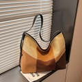 Detail der Color-Block-Hobo-Tasche mit verstellbarem Lederriemen und weißer Naht - Braun